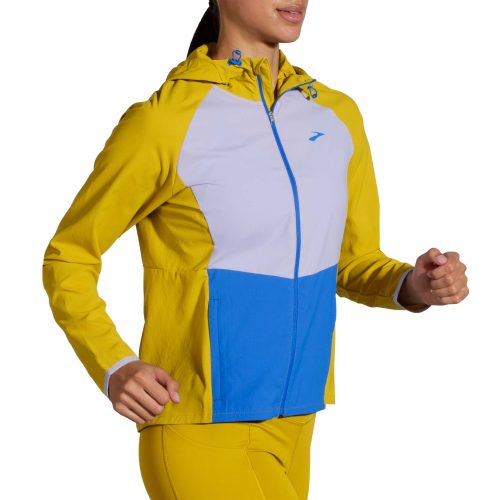 221521362 W Brooks CanopyJacket frontonbody