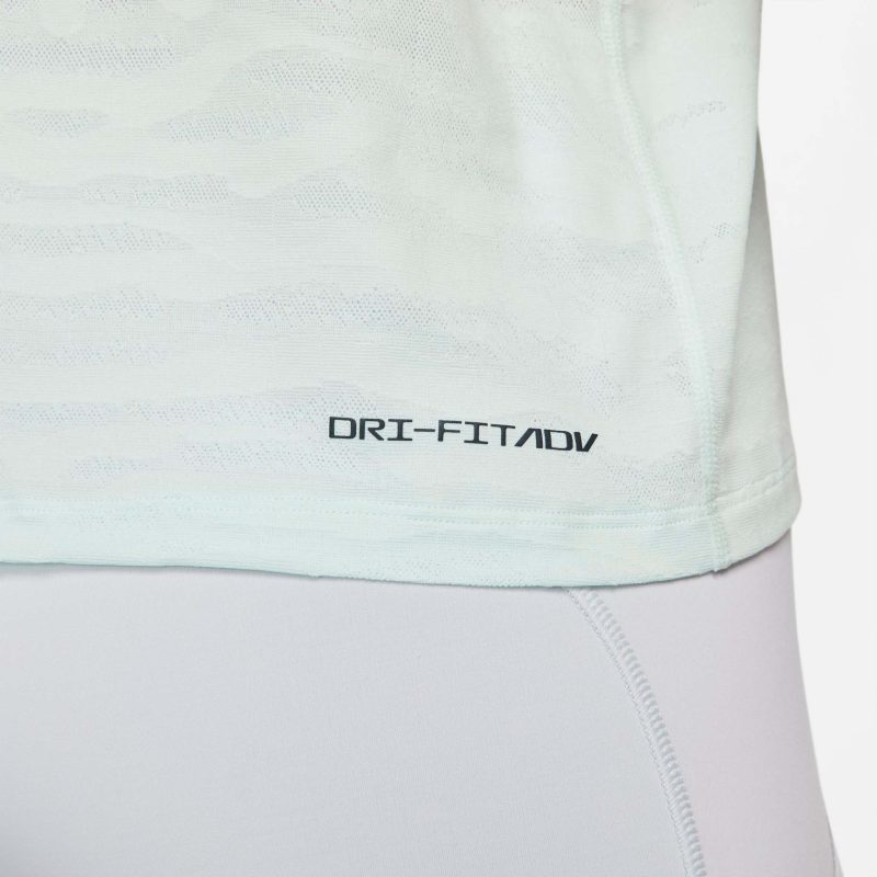 DM7558 394 W Nike DFADVRunDivisionEngTank bottomclose