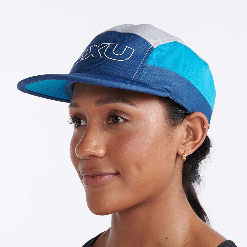 A model wearing a 2XU Unisex Light Speed Cap in the Majol/Seaport colourway (8149293432994)